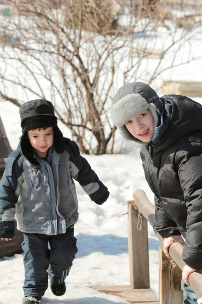 Les enfants font une promenade en hiver — Photo