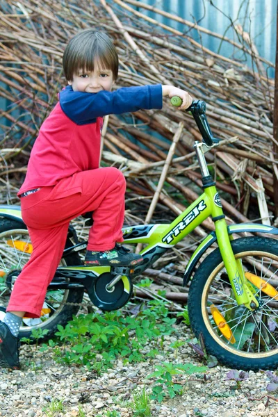 Niño pequeño con miedo de montar en bicicleta —  Fotos de Stock