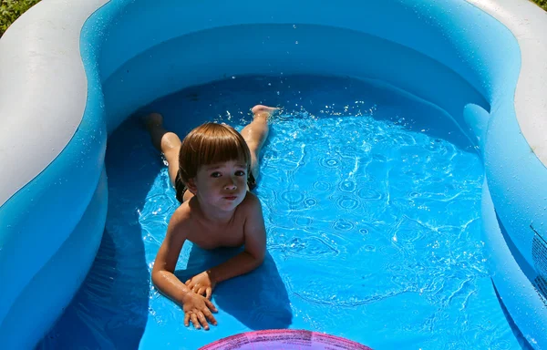 Little boy in the swimming pool — Stock Photo, Image