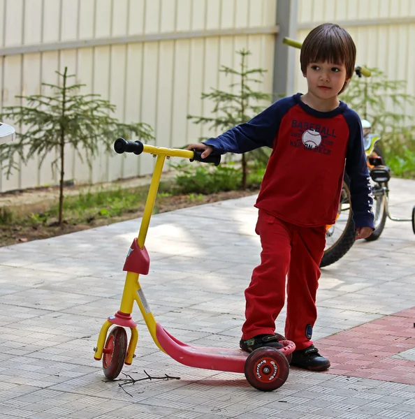 Niño con el scooter —  Fotos de Stock