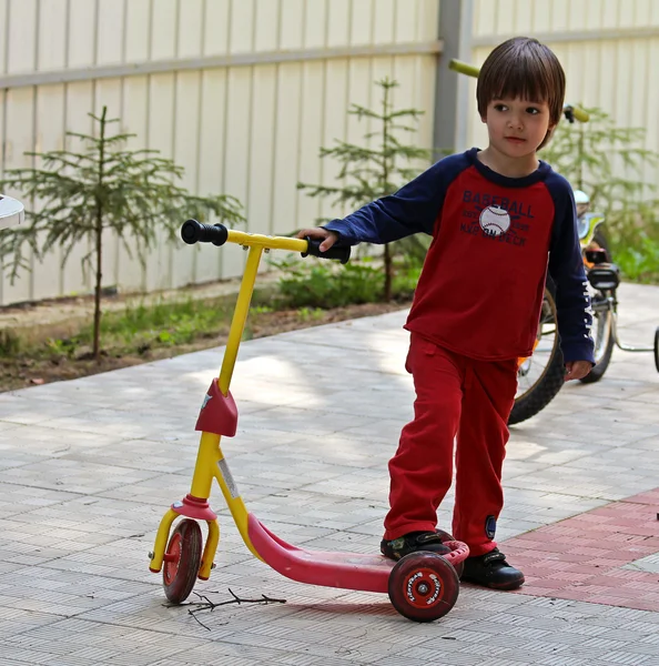 scooter ile küçük çocuk