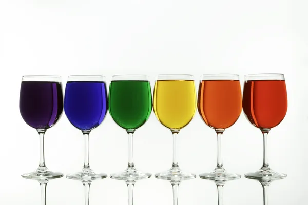O arco-íris diversidade capturado em copos de vinho — Fotografia de Stock