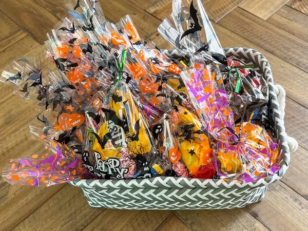 Farmington, CT, ABD - 8 Ekim 2021: İçinde çikolata, M & M ve dekoratif poşetlerin içindeki diğer Cadılar Bayramı şekerlerinden oluşan bir koleksiyon