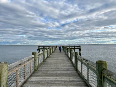 Milford, CT, ABD - 30 Eylül 2021 Walnut Sahili İskelesi Silver Sands Parkı