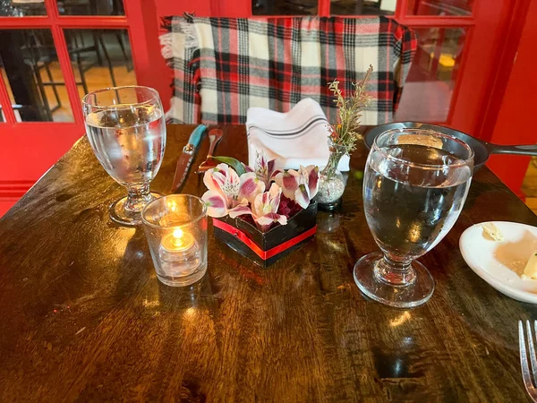 Lüks bir restoranda akşam yemeği.