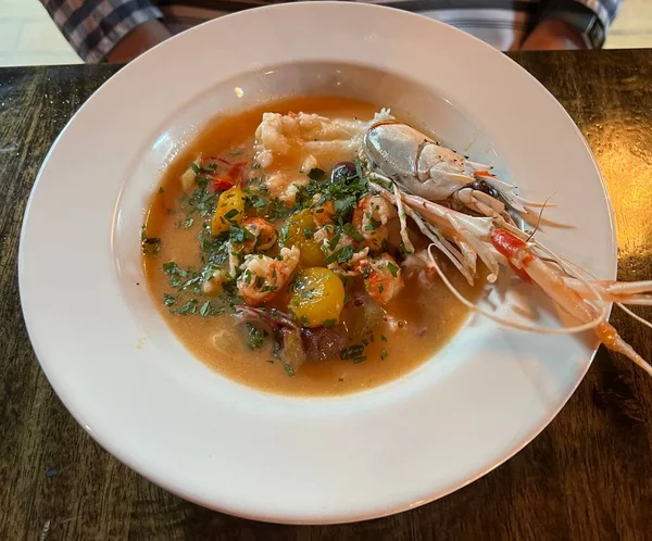 Beyaz bir tabakta soslu bir Langoustine.