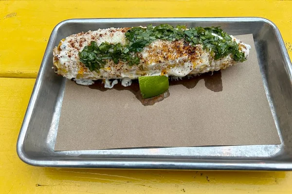 Kişniş ve peynir soslu Meksika mısırı.