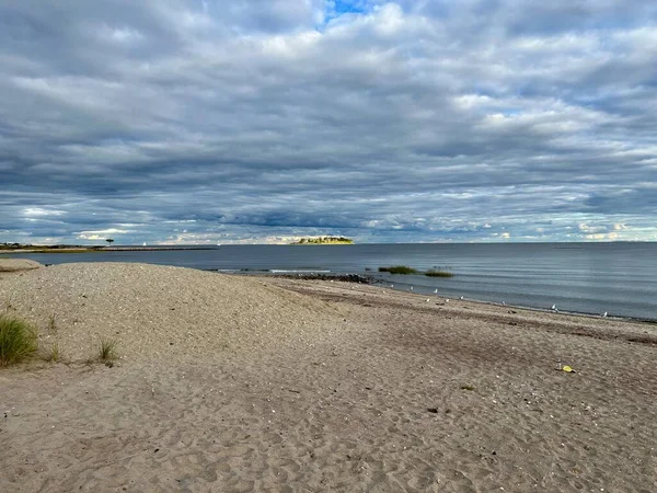 海岸からの眺めとの距離に輝く島 — ストック写真