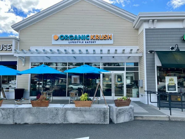 Westport, CT, ABD - 30 Eylül 2021: Organik Krush 'un Önü, çeşitli yaşam tarzı seçenekleri olan sağlıklı bir lokanta