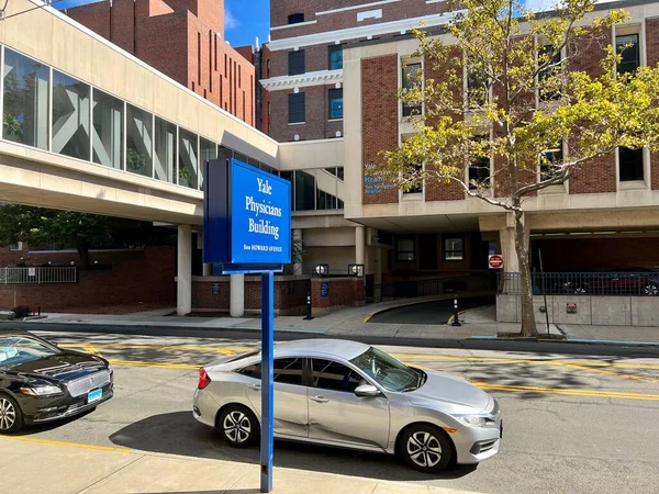 New Haven, CT, ABD - 30 Eylül 2021 Yale Hekim Binası ve Yale New Haven Hastanesi 'nin dışından bir çekim