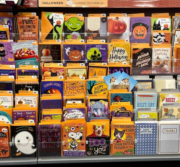 Farmington CT, ABD - 29 Eylül 2021: Bir mağazada Cadılar Bayramı tebrik kartı koleksiyonu