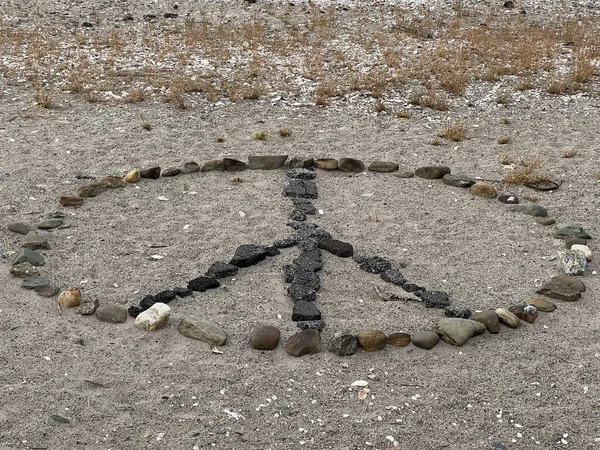 Plaj sanat eserleri; kumdaki barış simgesi.