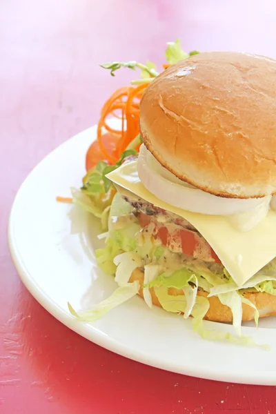 Hambúrguer vegetariano com batatas fritas — Fotografia de Stock