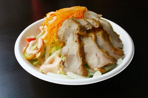 Salat mit Hühnerscheiben — Stockfoto