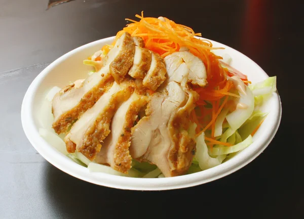 Salát s kuřecí plátkyチキンのスライスのサラダ — Stock fotografie