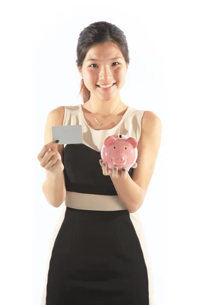 Asiatische Dame hält Sparschwein und Kreditkarte — Stockfoto