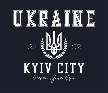Ukrayna, Ukrayna armalı Kyiv tişörtü tasarımı ve Ukrayna 'ya destek sloganı. Üniversite tarzında tişört ve giysi tasarımı. Vektör illüstrasyonu.