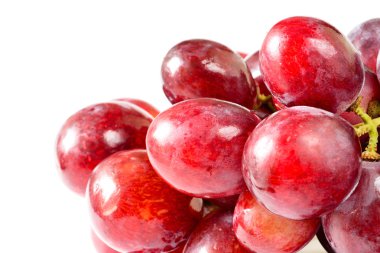 Beyaz arkaplanda izole edilmiş taze üzümler