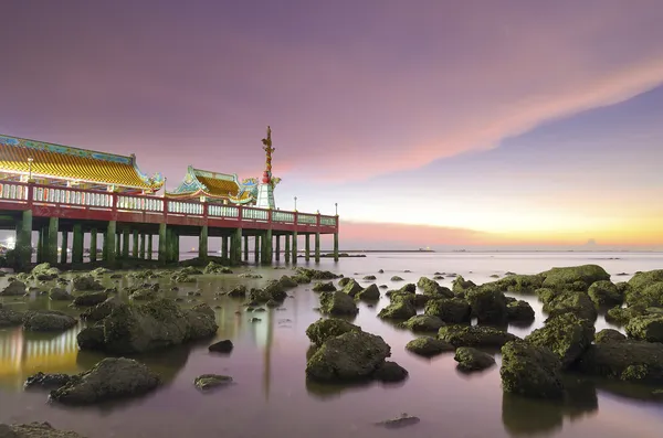 Antiguo templo chino en la playa —  Fotos de Stock