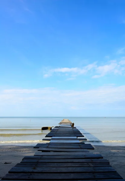 Old wood bridge on the beach — Stock Photo, Image