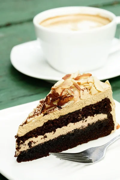 Closeup de bolo de amêndoa mocha e café quente — Fotografia de Stock