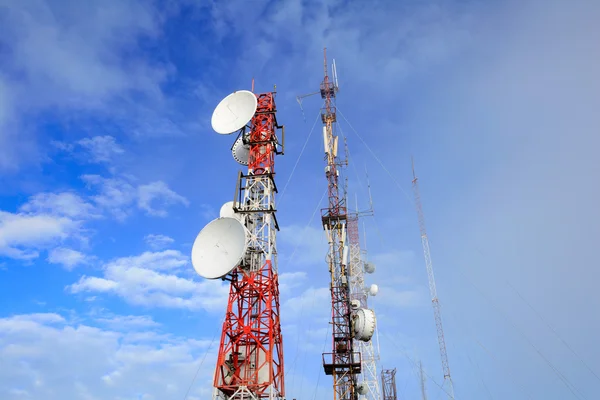 Antena kule mavi gökyüzü