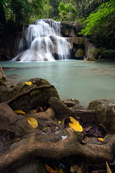 Waterval in tropisch woud — Stockfoto