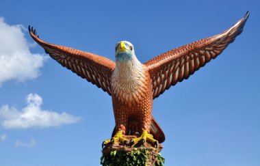 langawi Adası'nda kartal heykeli