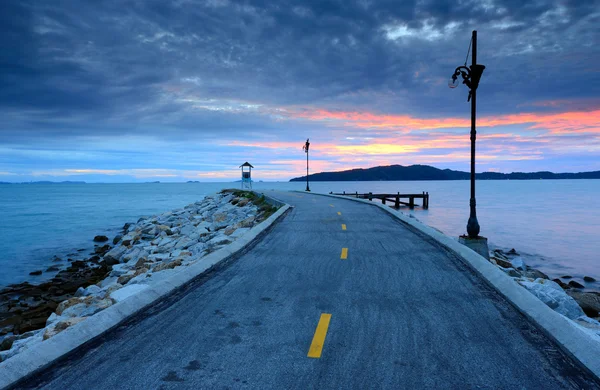 海の上の道路上の日の出 — ストック写真