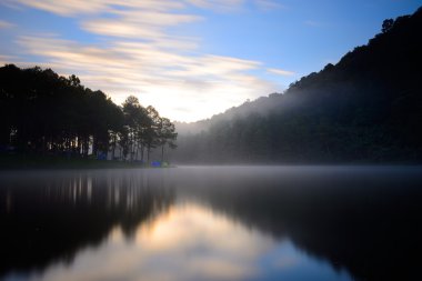 Sunrise Dağı'nda pang-ung, Tayland üzerinden