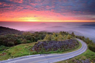 Sunrise Dağı'nda yapılan thanon, Tayland doi üzerinde