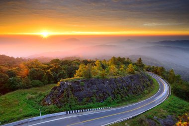 Sunrise Dağı'nda yapılan thanon, Tayland doi üzerinde