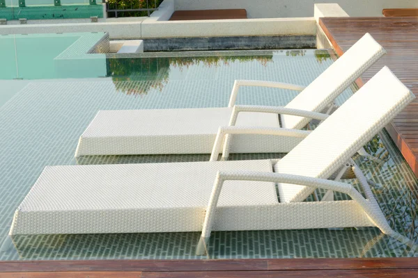 Letto a bordo piscina bianco accanto alla piscina — Foto Stock