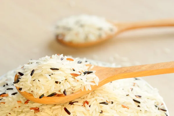 Primer plano de jazmín y arroz multi en cuchara —  Fotos de Stock