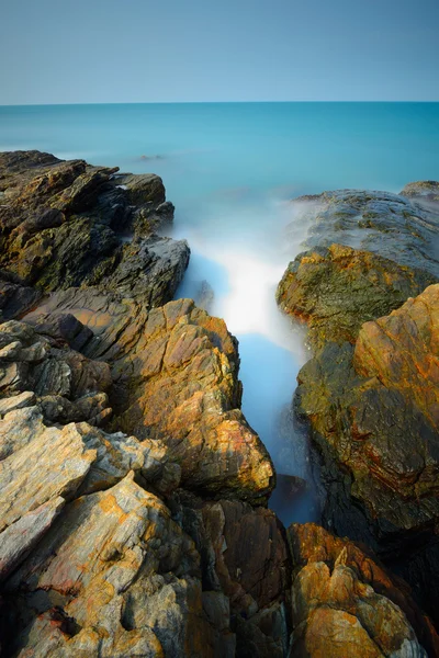 Mantello marino sulla spiaggia rocciosa con tecnica a lunga esposizione — Foto Stock