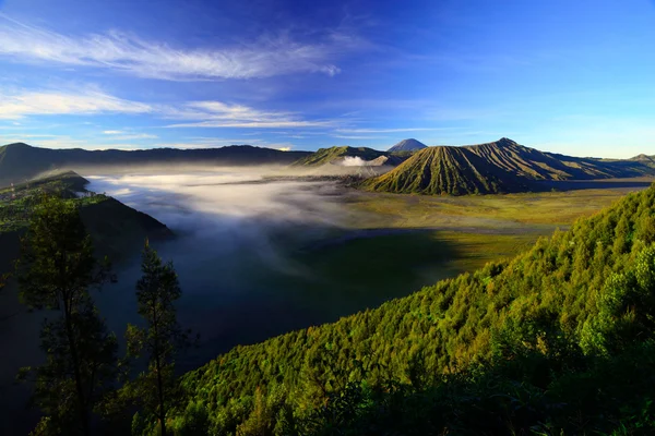 Mt.Bromo en semeru, java, Indonesië — Stockfoto