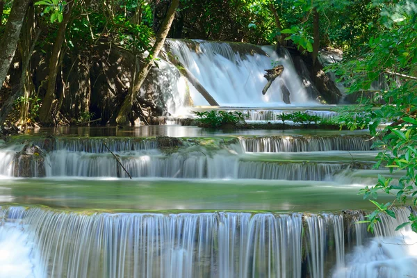 Водопад в тропическом глубоком лесу Хуай Маекхамин — стоковое фото