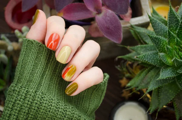 用绿色和米黄色光滑的指甲装饰的漂亮的褪色时髦的指甲顶部视图 冬季或秋季指甲设计理念风格 — 图库照片