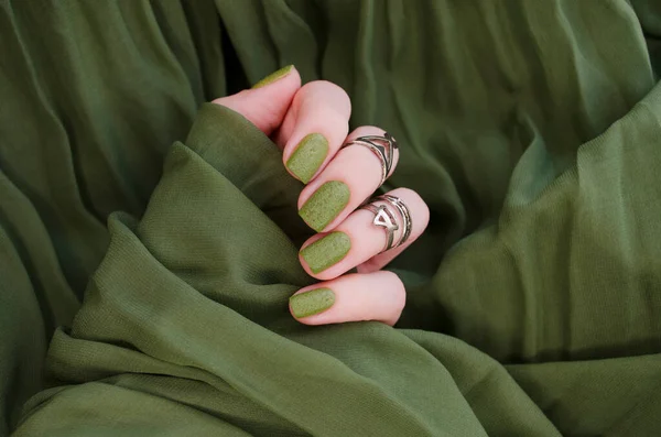 Yeşil Kumaş Arka Planda Izole Edilmiş Yeşil Çivilerle Boyanmış Güzel — Stok fotoğraf
