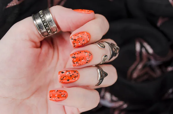 Oranje Matte Nagels Zwarte Wazige Ster Achtergrond Halloweennagelkunst Nagelconcept Herfst — Stockfoto