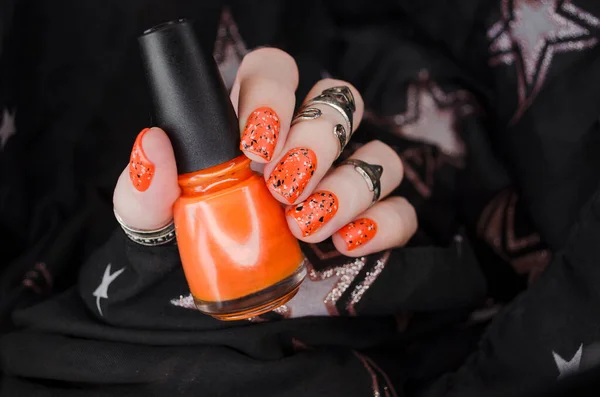 Unghie Arancio Opaco Sfondo Nero Stella Sfocata Nail Art Halloween — Foto Stock