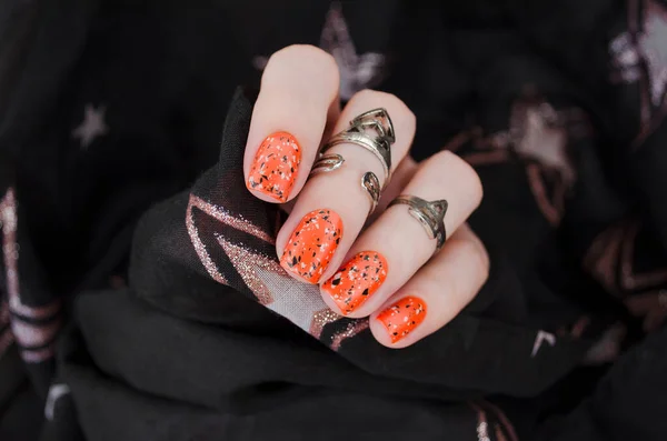 Oranje Matte Nagels Zwarte Wazige Ster Achtergrond Halloweennagelkunst Nagelconcept Herfst — Stockfoto