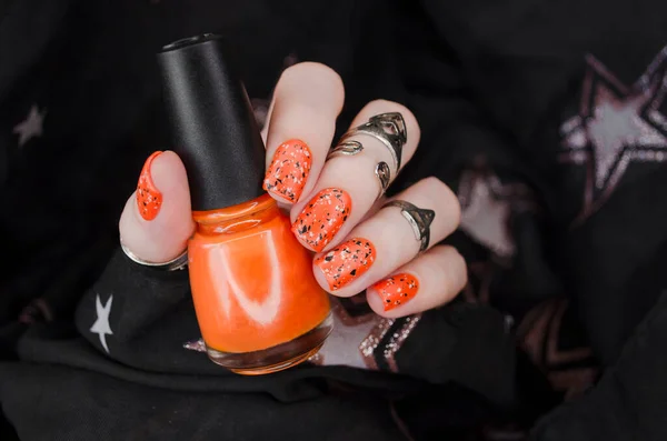 Orange Matte Nägel Auf Schwarzem Verschwommenem Sternenhintergrund Halloween Nagelkunst Nagelkonzept — Stockfoto