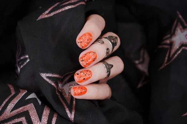 Oranje Matte Nagels Zwarte Wazige Ster Achtergrond Halloweennagelkunst Nagelconcept Herfst — Stockfoto