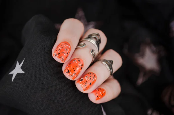 Oranje Matte Nagels Zwarte Wazige Ster Achtergrond Halloweennagelkunst Nagelconcept Herfst — Stockfoto
