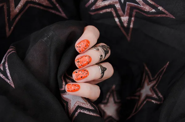 Orange Matte Nägel Auf Schwarzem Verschwommenem Sternenhintergrund Halloween Nagelkunst Nagelkonzept — Stockfoto