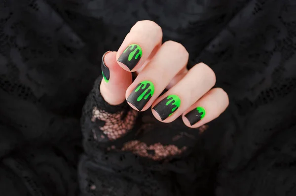 Zamknij Kobietom Rękę Halloween Upiorny Manicure Czarnym Tle Manicure Pedicure — Zdjęcie stockowe