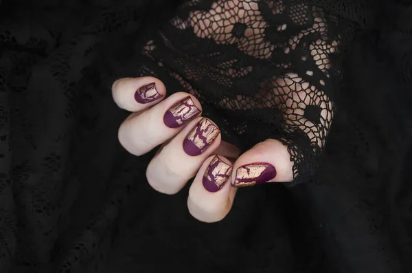 Burgundy Golg Cracle Matte Nail Polish Manicured Nail Dark Matte — Stock Photo, Image