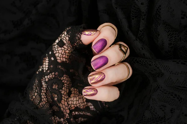 Paarse Matte Manicure Met Gouden Abstractie Vakantie Rijke Nagel Gel — Stockfoto