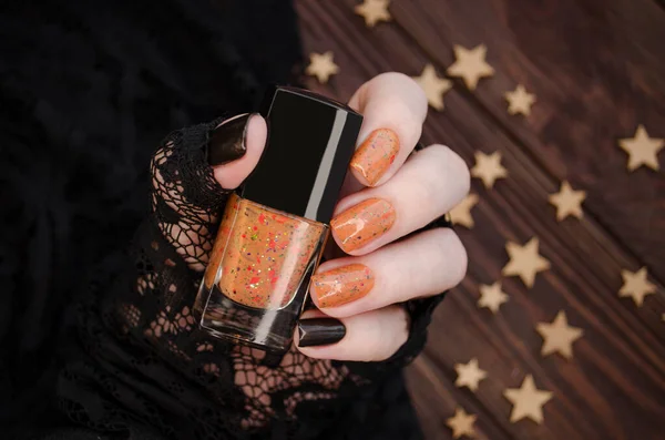 Kvinnlig Hand Med Orange Glitter Naglar Håller Orange Nagellack Den — Stockfoto